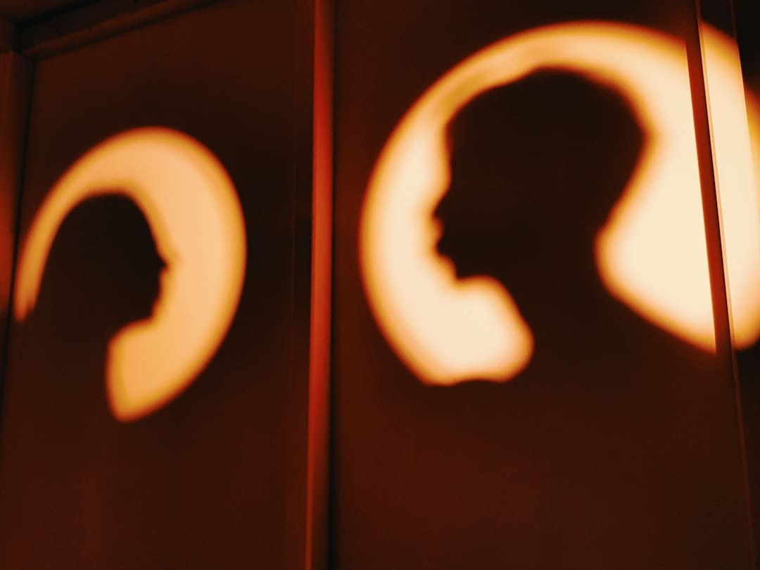 《潜渊》为何口碑两极分化?黄晓明谍战剧争议解析